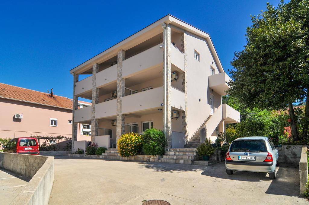 Apartments Samardzic ติวัต ภายนอก รูปภาพ